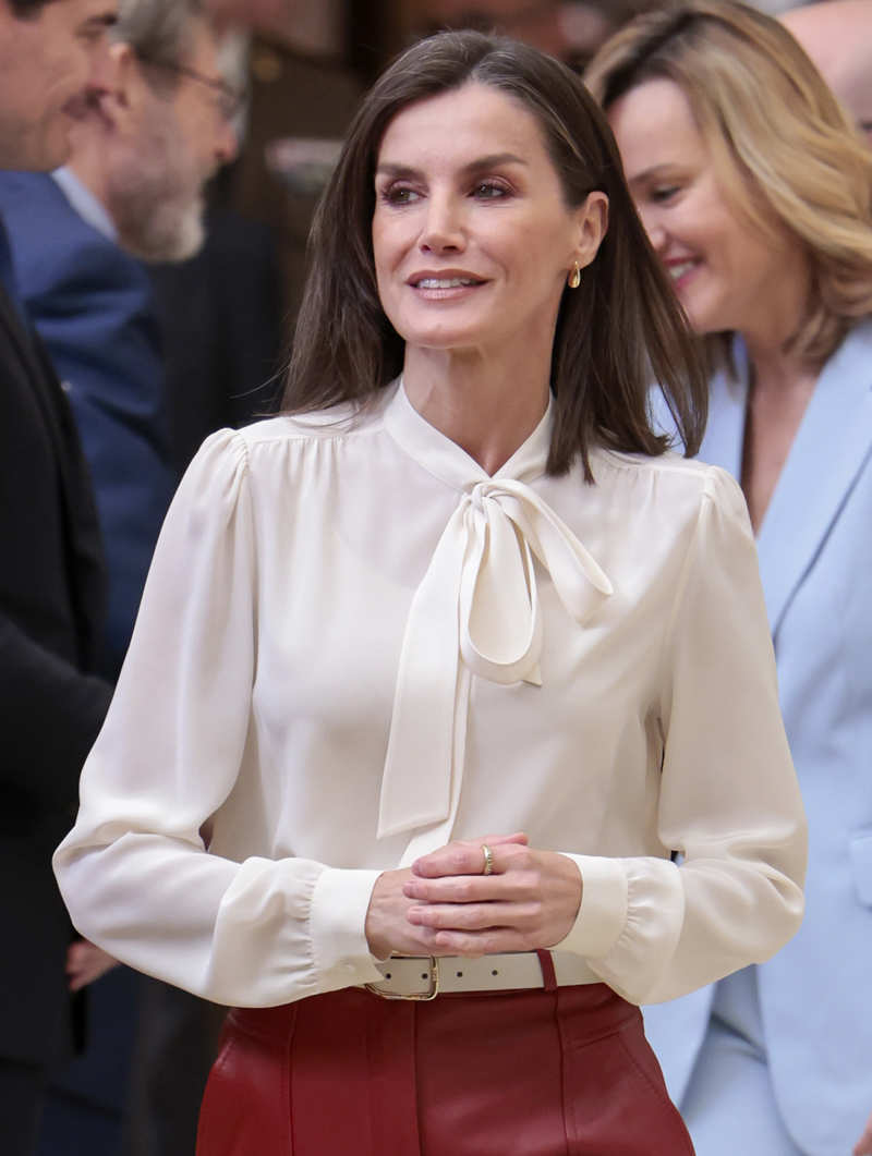 La Reina Letizia con blusa de lazada de Carolina Herrera