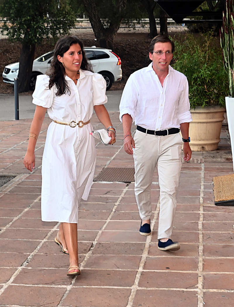 Teresa Urquijo y José Luis Martínez-Almeida vestidos de blanco