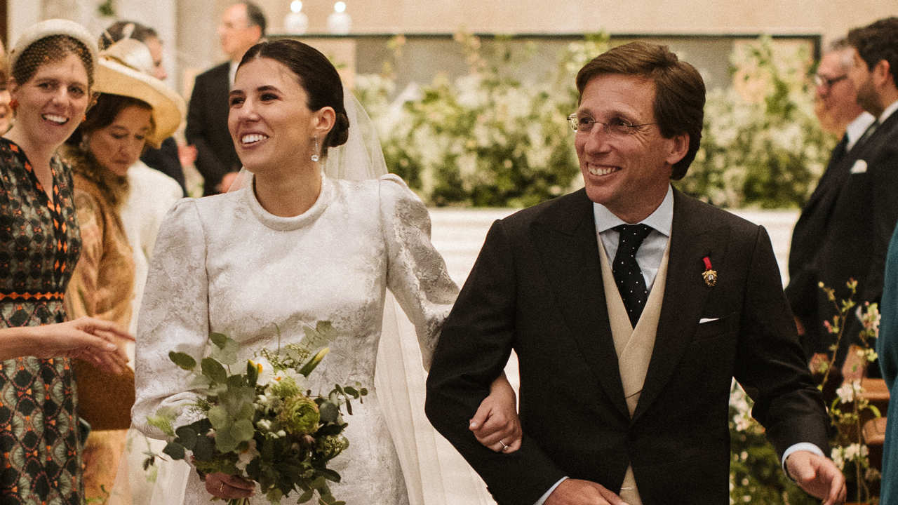 Las mejores fotos de la boda de Almeida: del beso de los novios al posado familiar del Rey Juan Carlos