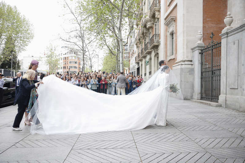 El impresionante velo del vestido de novia de Teresa Urquijo 