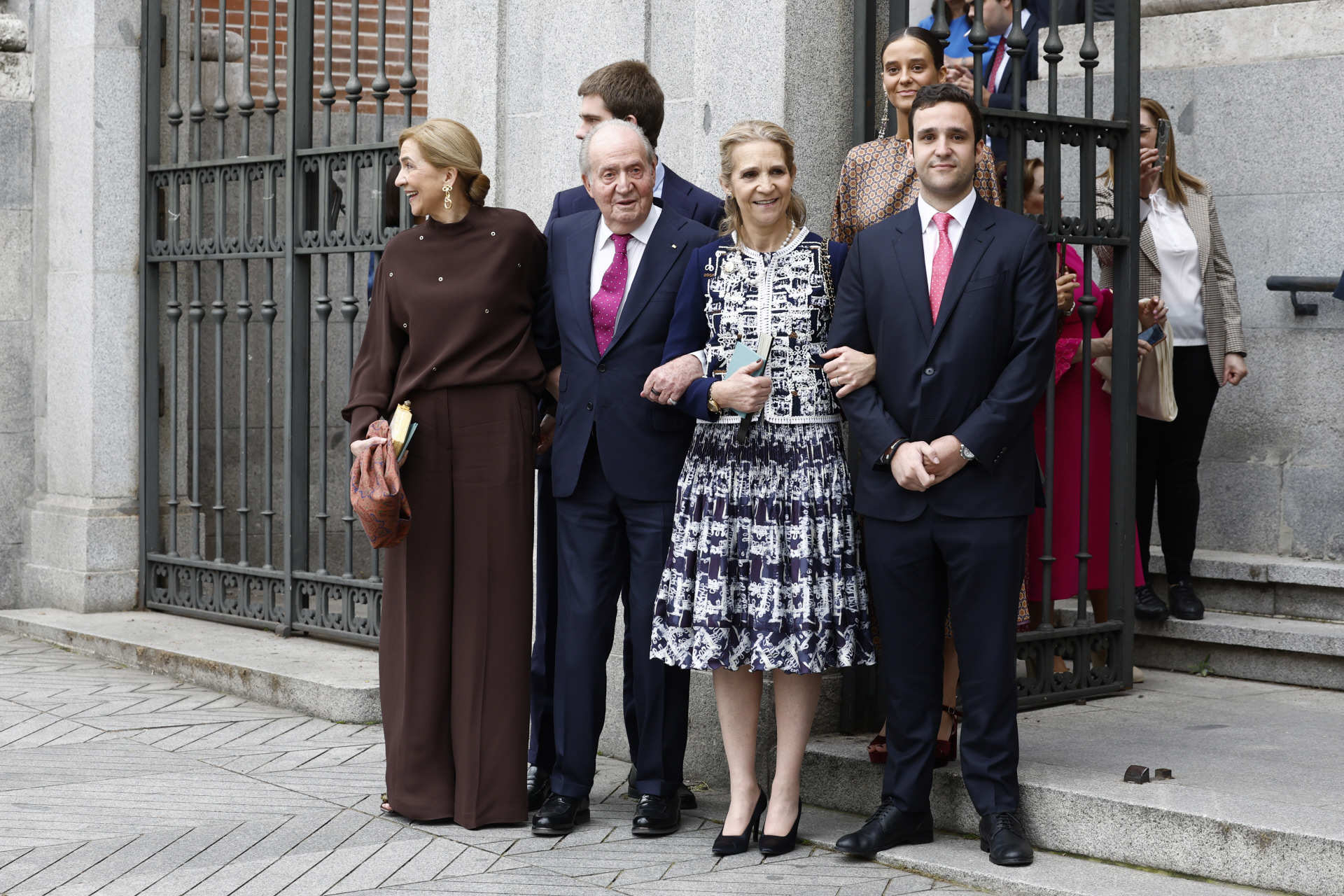 El posado del Rey Juan Carlos con sus hijas y nietos. 