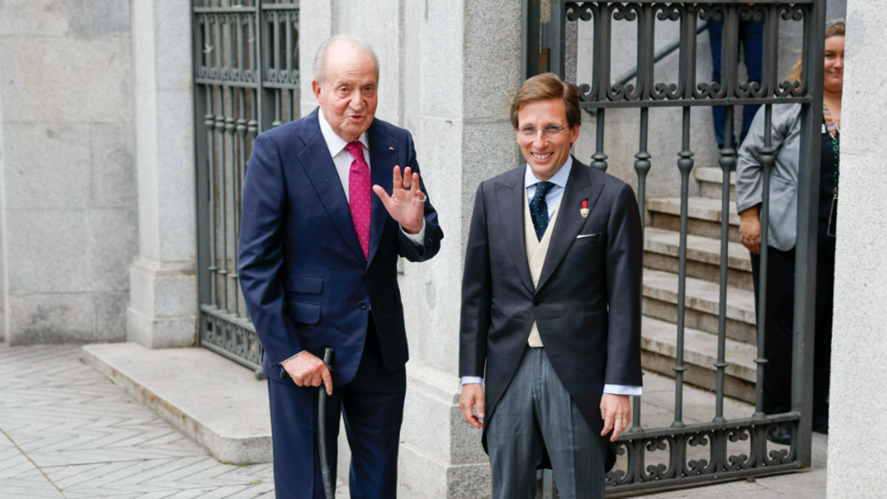 El Rey Juan Carlos llega a la boda de José Luis Martínez Almeida con caída de bastón incluida 