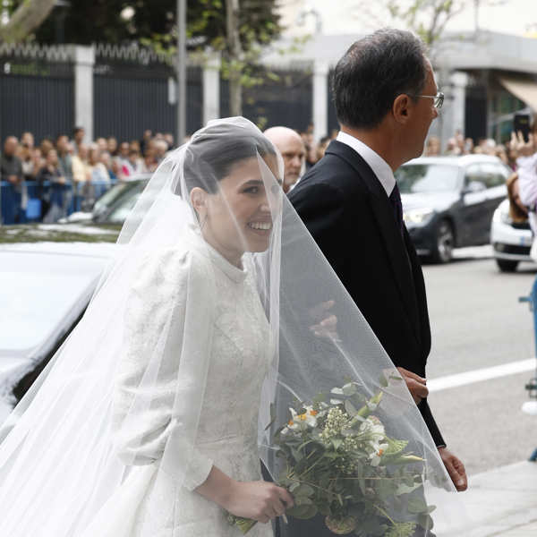 La falda columna del vestido de novia de Teresa Urquijo 