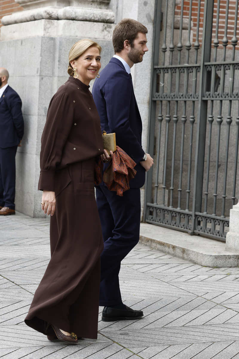 La infanta Cristina y su estilismo de Lorenzo Caprile en la boda de José Luis Martínez Almeida y Teresa Urquijo