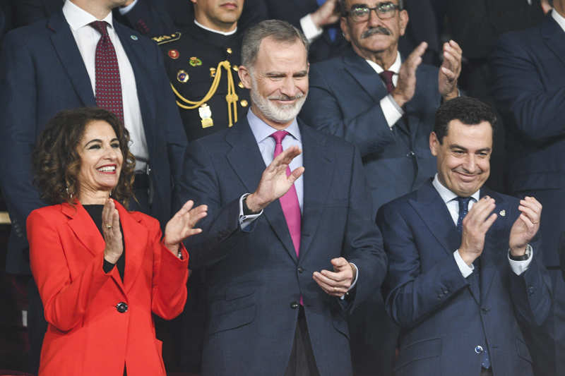 El Rey Felipe en la final de la Copa del Rey en Sevilla junto al presidente de la Junta de Andalucía y la vicepresidenta del Gobierno