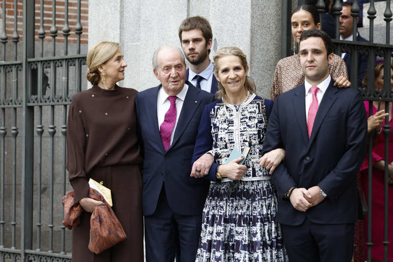 El rey Juan Carlos y las infanta Elena y Cristina en la boda de Almeida. 