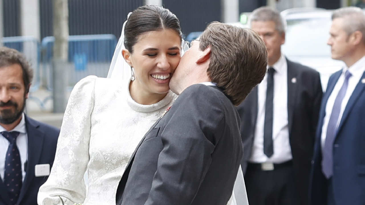 José Luis Martínez-Almeida besa a su mujer, Teresa Urquijo. 