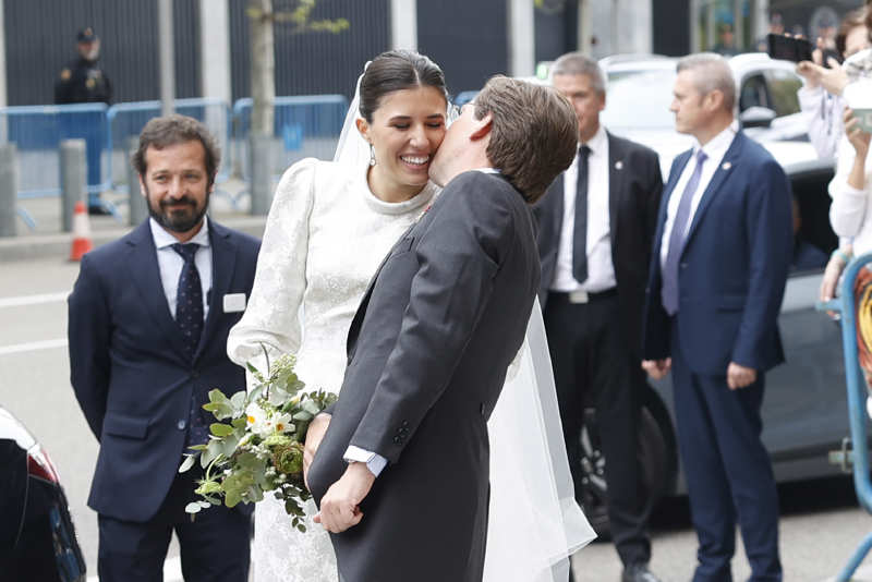 Teresa Urquijo recibe un beso de José Luis Martínez-Almeida. 