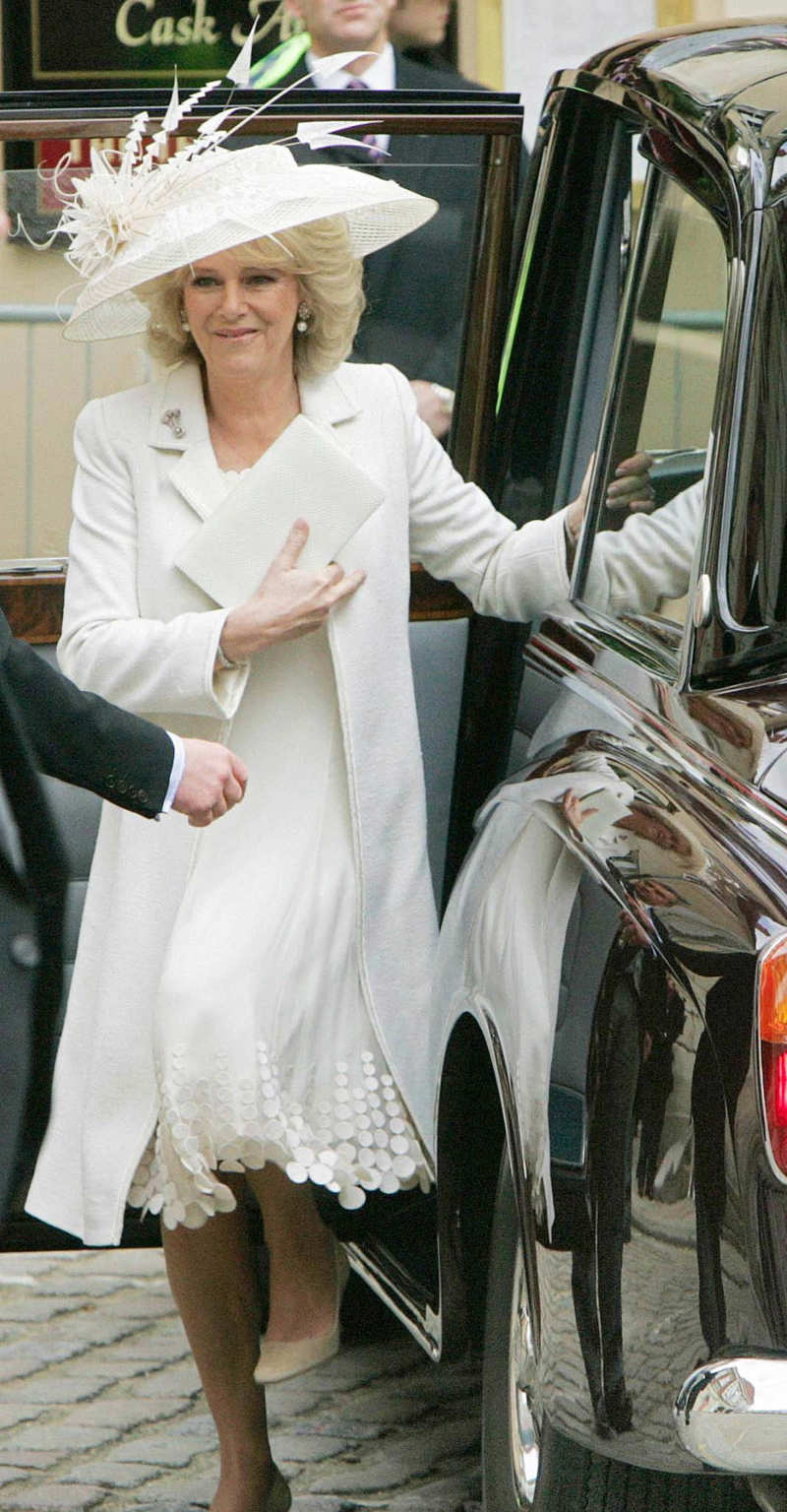 Camilla eligió un vestido corto para la boda civil