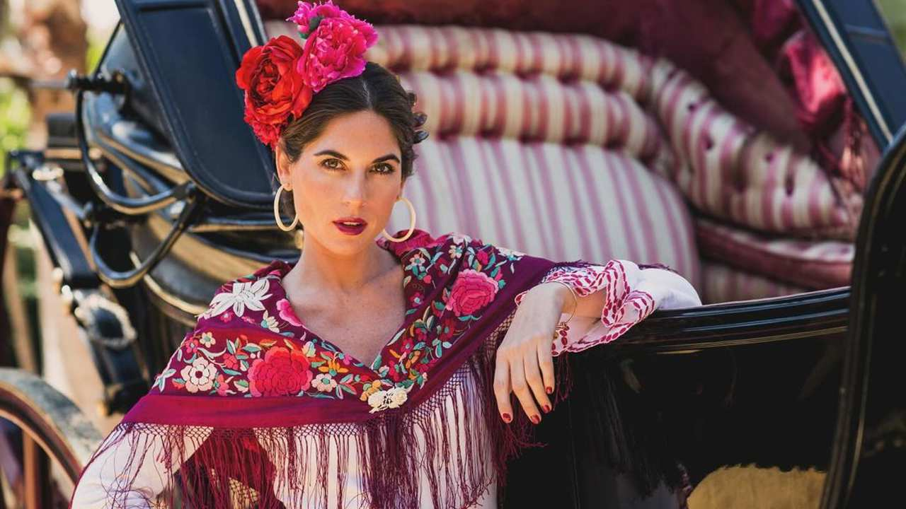 El vestidazo estampado de Lourdes Montes perfecto para ir a la Feria de Abril sin vestirse de flamenca