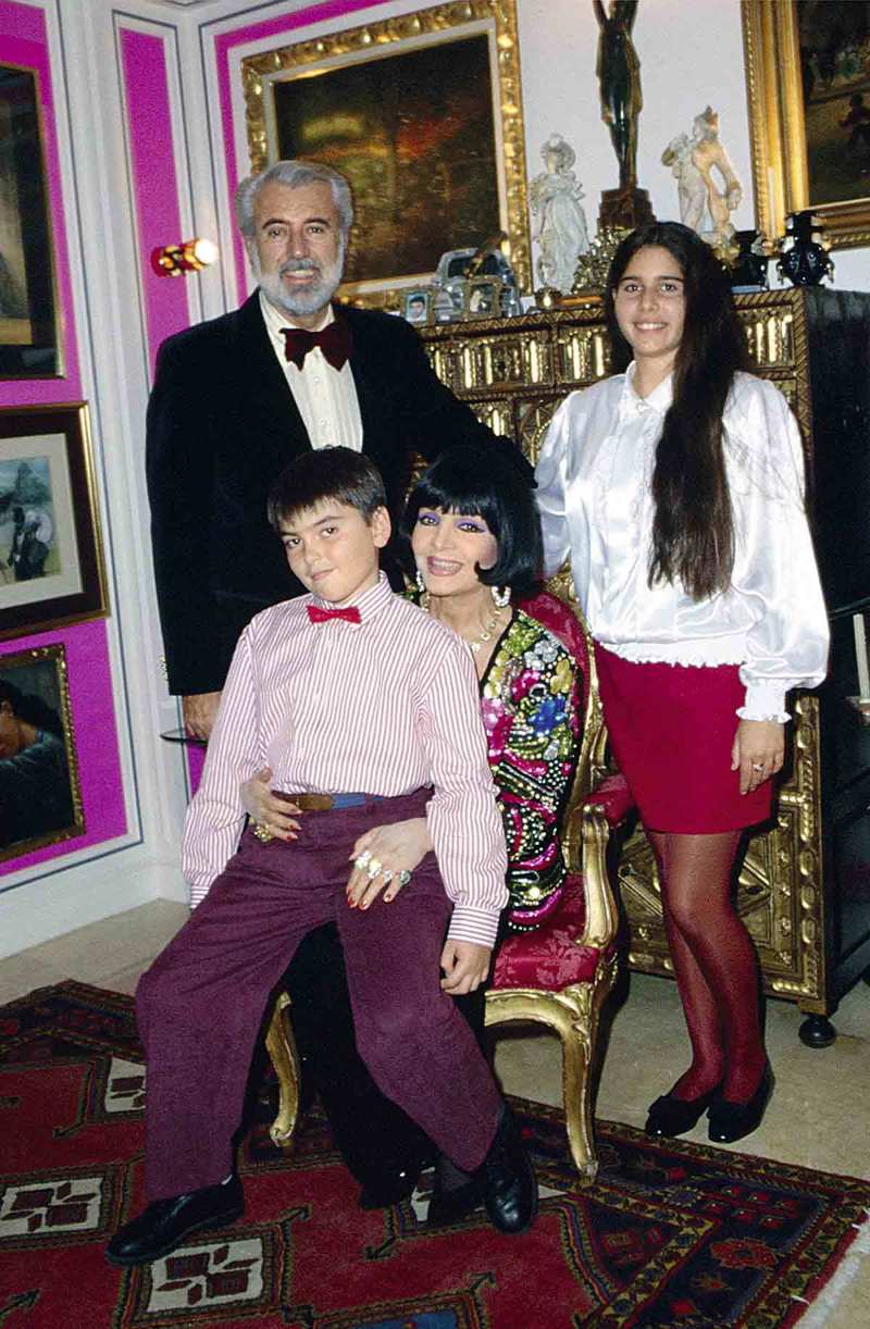 Sara Montiel y Pepe Tous con sus hijos