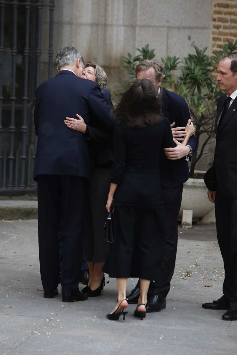Simoneta se derrumba en su abrazo con el Rey Felipe VI