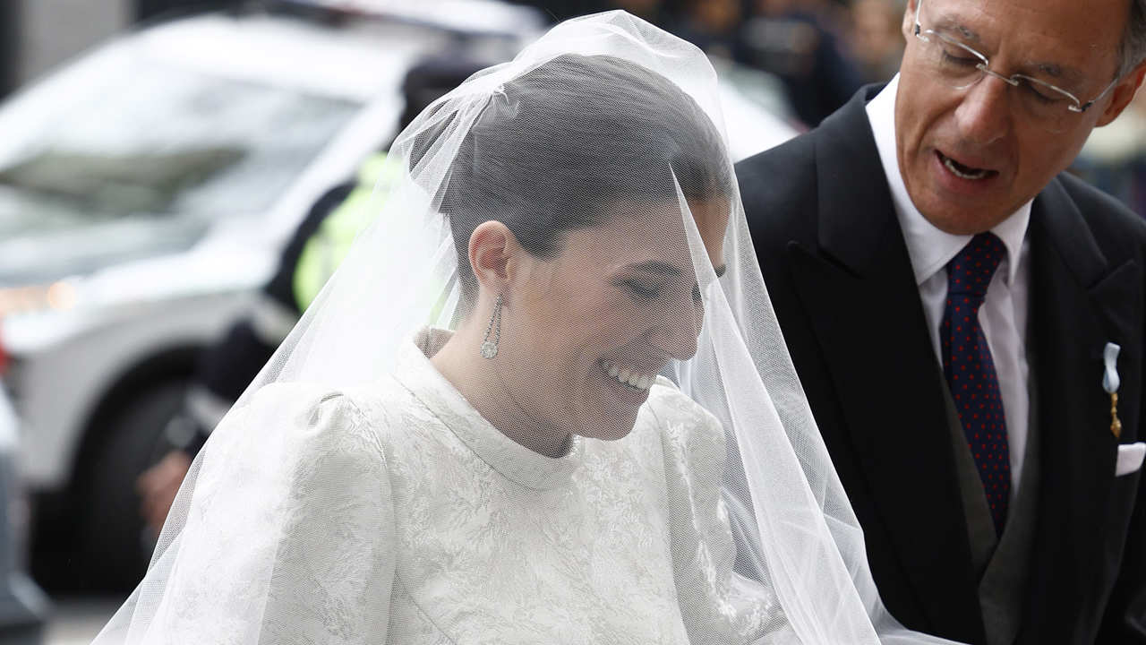 La diseñadora que adaptó el vestido de novia de Teresa Urquijo se defiende de la polémica