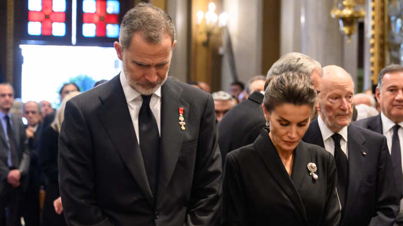 El Rey Felipe y la Reina Letizia en el funeral de Constantino de Grecia