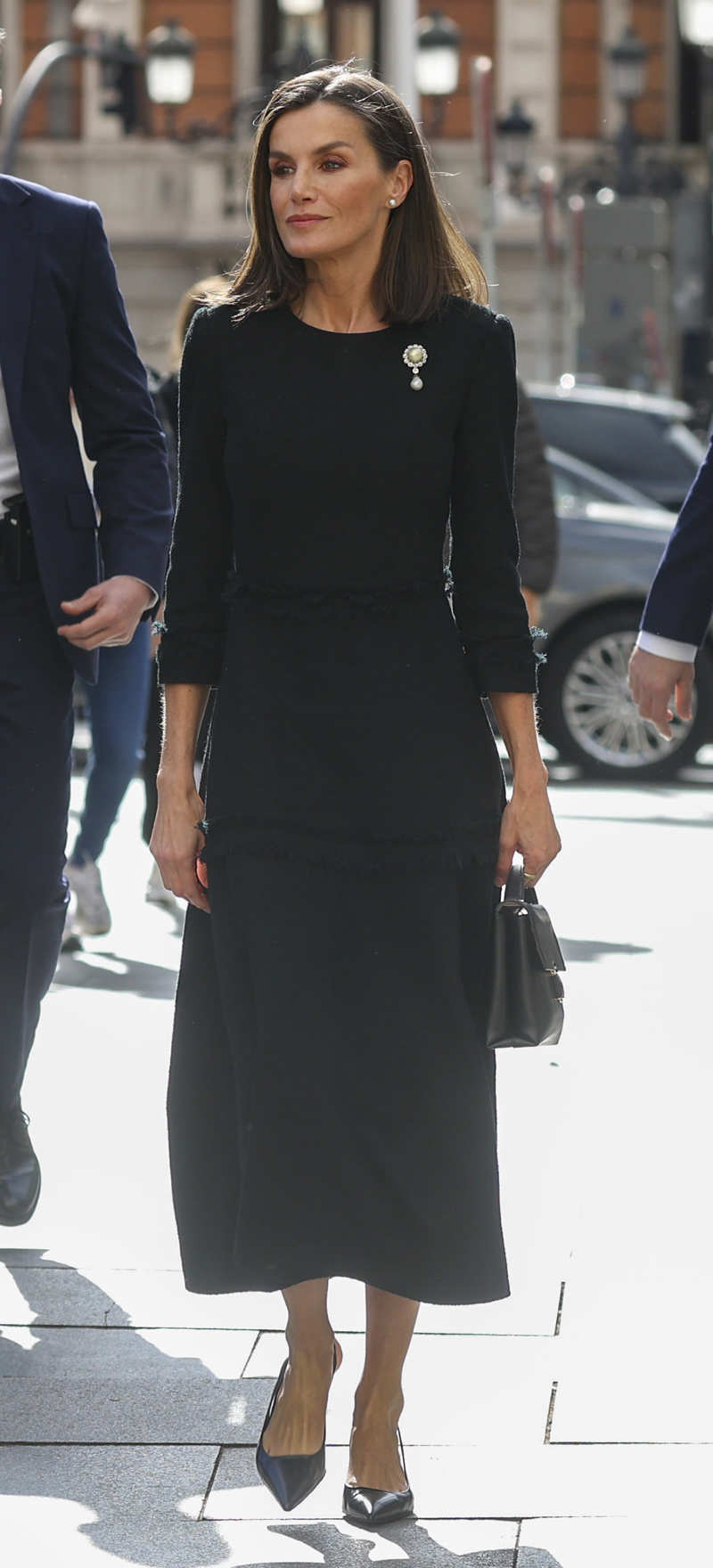 La Reina Letizia con vestido negro y el broche de La Peregrina