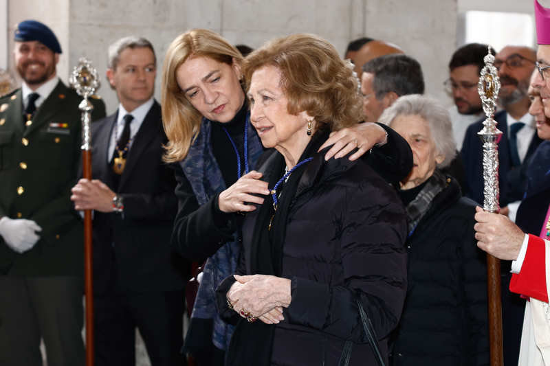 El cariñoso trato de la Infanta Cristina con la Reina Sofía durante la procesión del Cristo de los Alabarderos