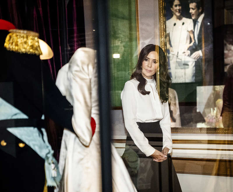 Mary de Dinamarca ante su vestido de novia