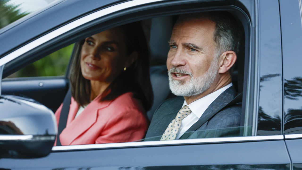 Rey Felipe y Reina Letizia, en su coche 