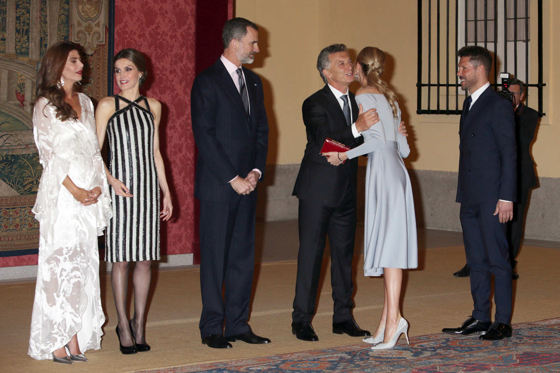Carla Pereyra y Diego Simeone, durante una recepción en El Pardo con los Reyes en el 2017