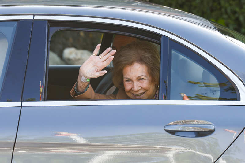 La reina Sofía saluda tras salir del hospital. 
