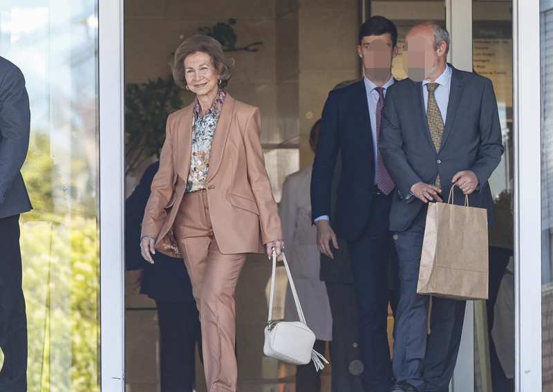 La reina Sofía, sonriente, sale del hospital. 
