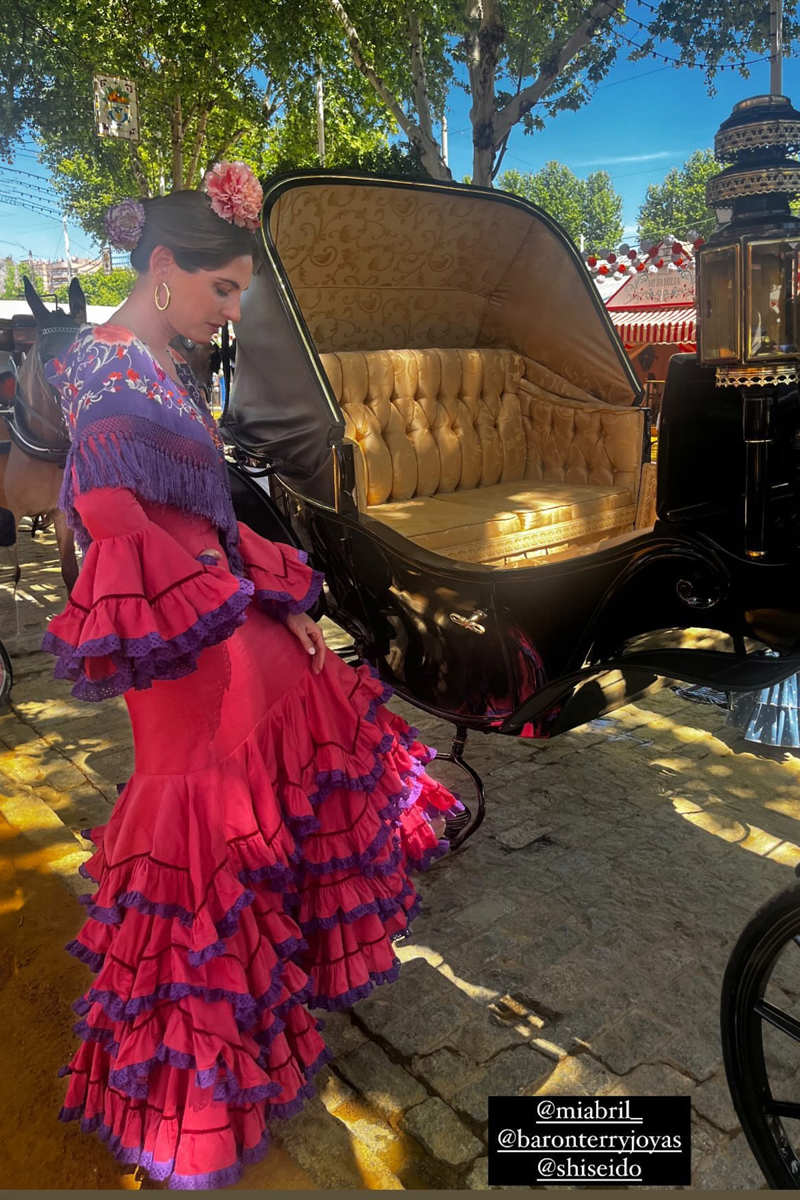 El vestidazo bicolor de Lourdes Montes para su primer día de Feria 