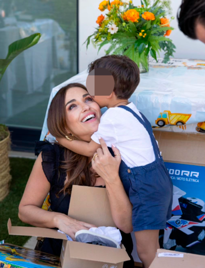 Paula Echevarría recibe un beso de su hijo. 