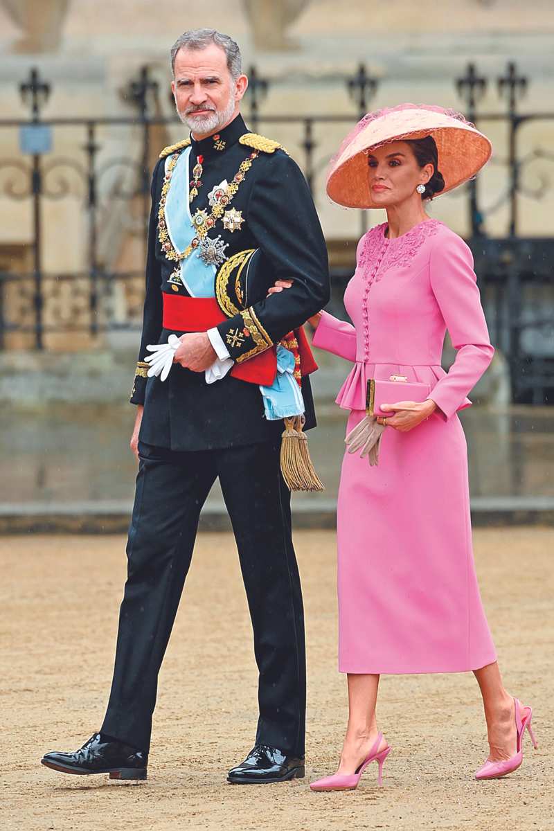 reina letizia en la coronacion de carlos III de rosa de Carolina Herrera