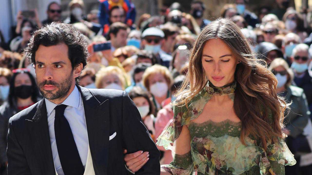 Alonso Aznar y su novia, Renata Collado, en una boda a la que acudían como invitados