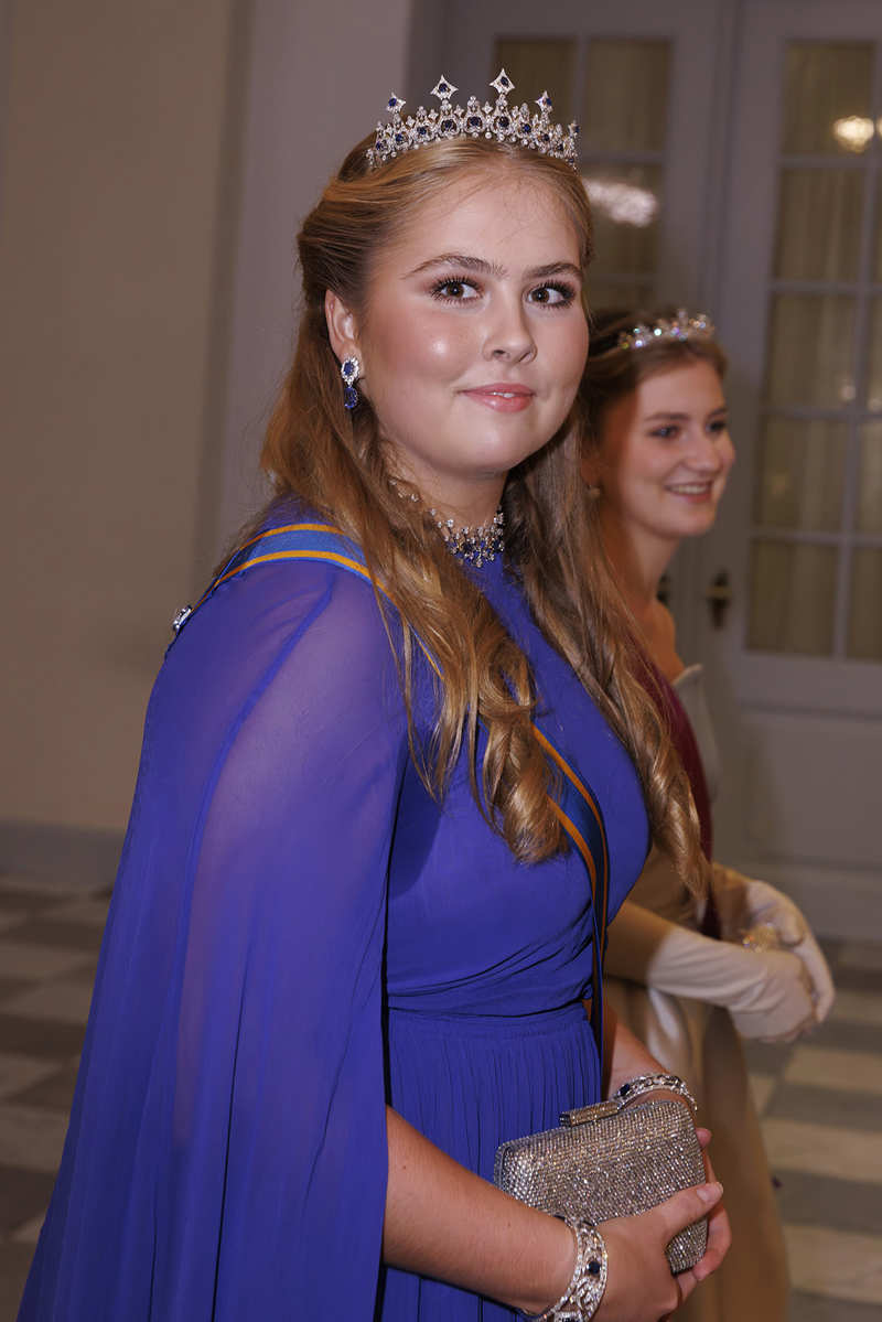 Amalia de Holanda con tiara 
