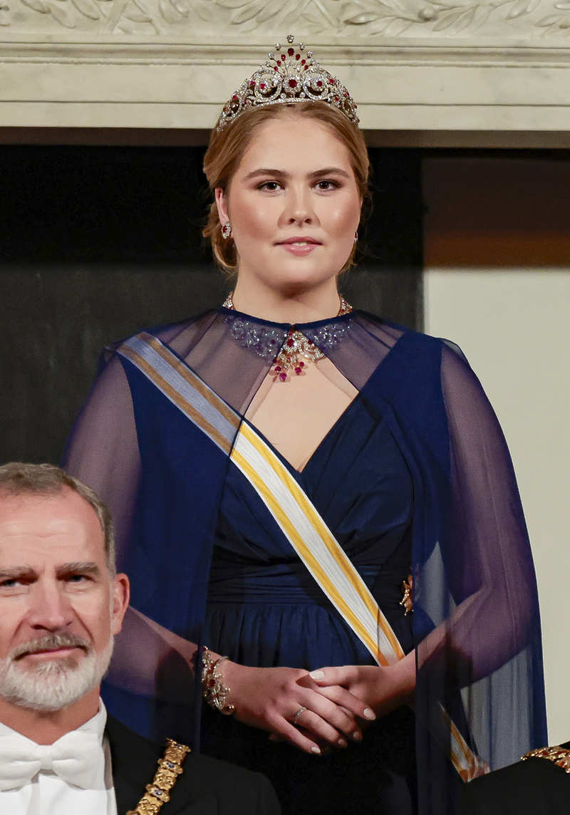 Amalia de Holanda, con vestido azul noche y la tiara del pavo real 
