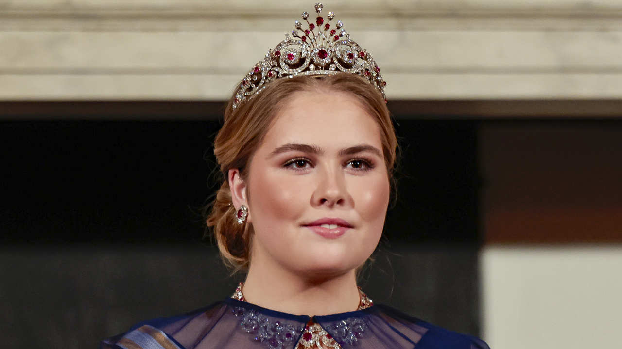 Tiara espectacular y guiño a Felipe VI: Amalia de Holanda se estrena por todo lo alto en la cena de gala