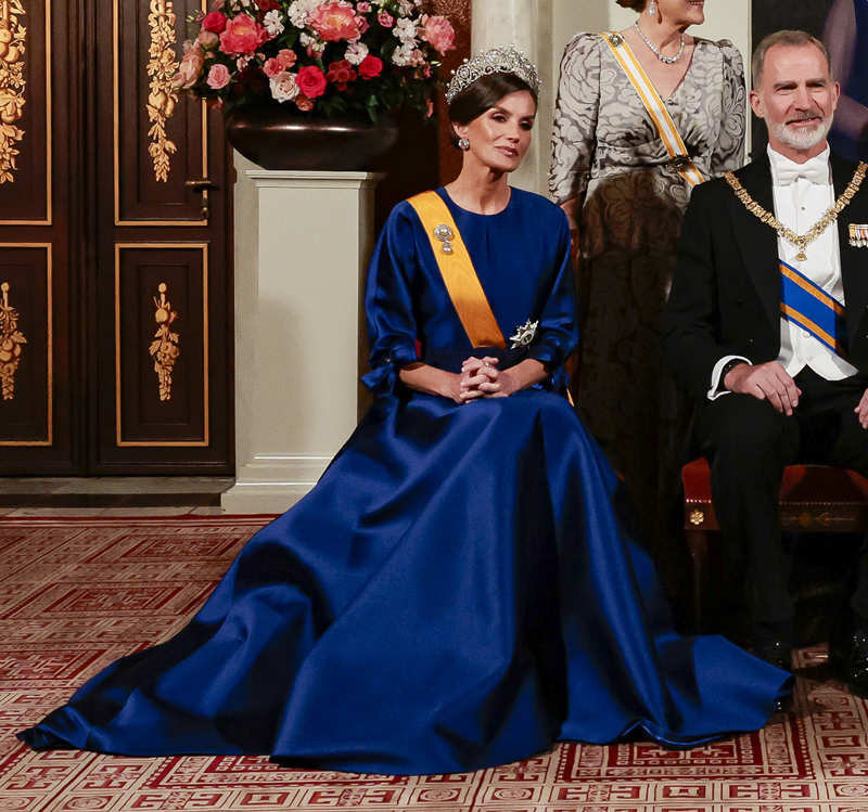 La Reina Letizia, con vestido amplio azul en la cena de gala en Países Bajos