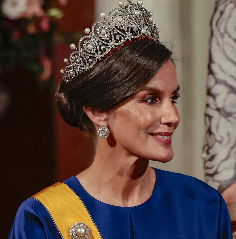 La Reina Letizia luce los pendientes de chatones de las "joyas de pasar"