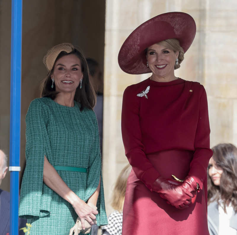La Reina Letizia y Máxima de Holanda, sonrientes en su primer encuentro en Países Bajos