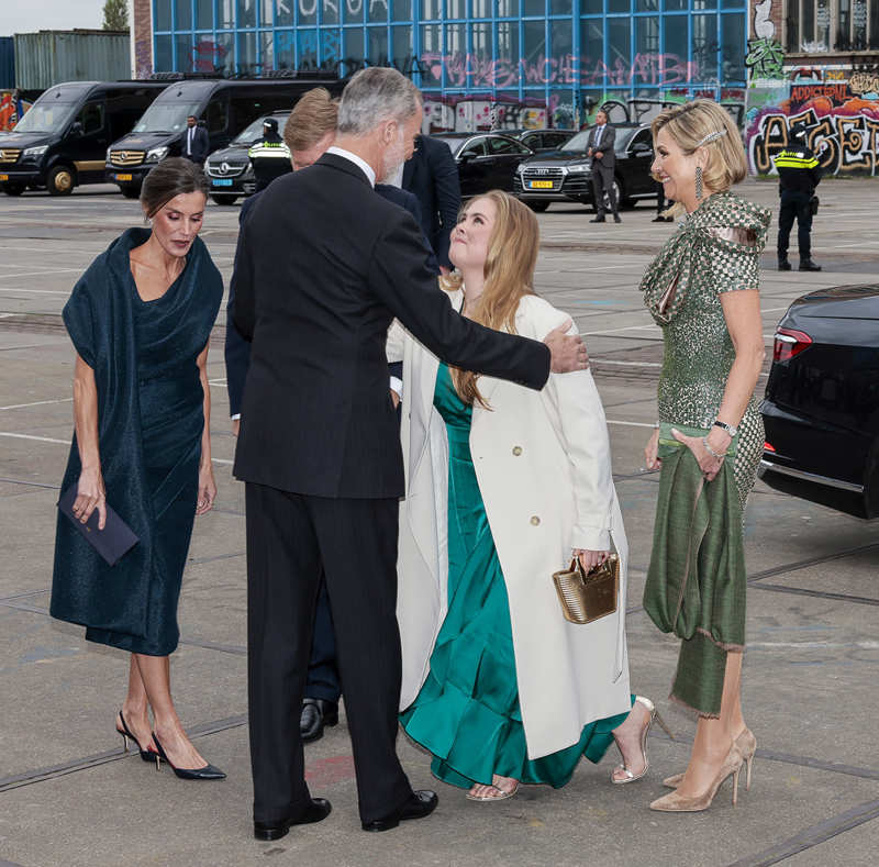 La princesa Amalia de Holanda hace la reverencia ante el Rey Felipe