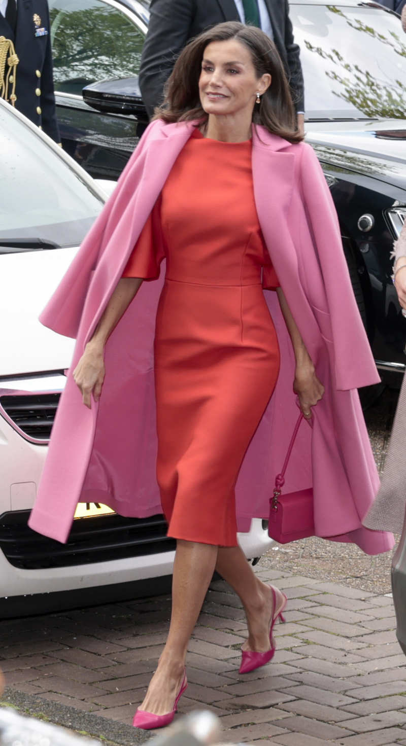 La Reina Letizia con abrigo rosa y vestido naranja