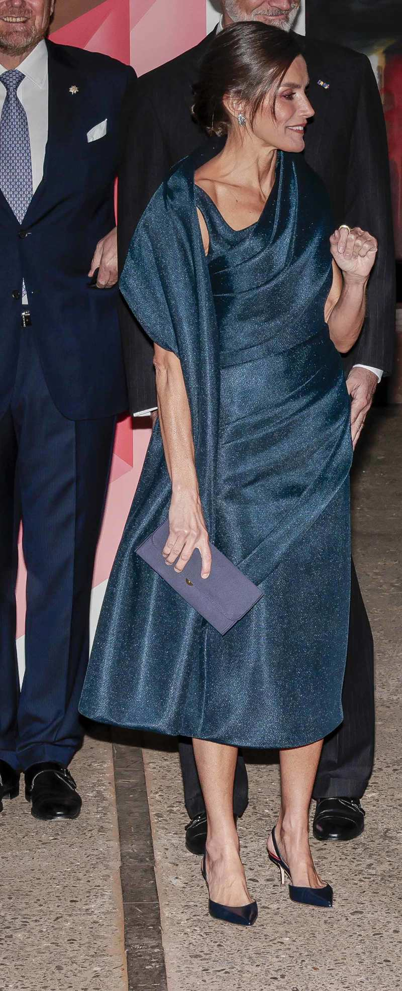 La Reina Letizia con vestido azul con capa incorporada