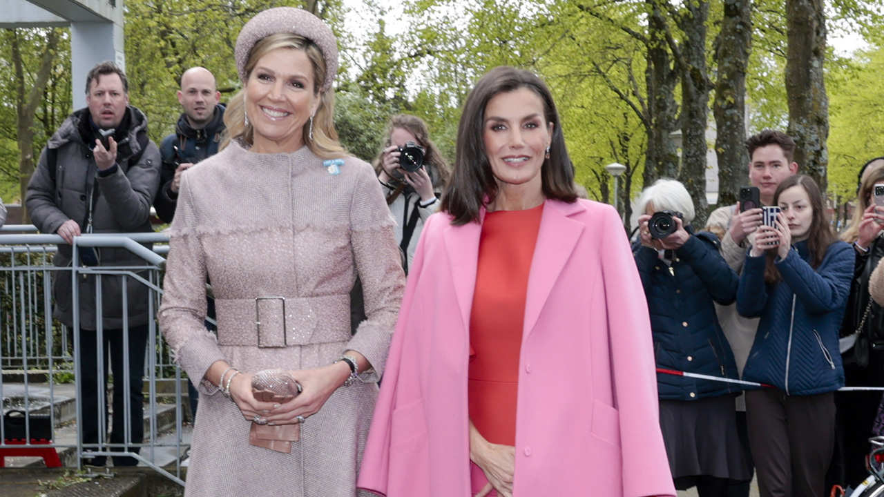 La Reina Letizia, ¡en pie!: su look súper vitamina frente a Máxima de Holanda