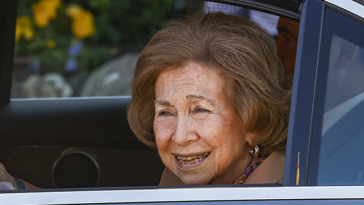La Reina Sofía subida a un coche muy sonriente