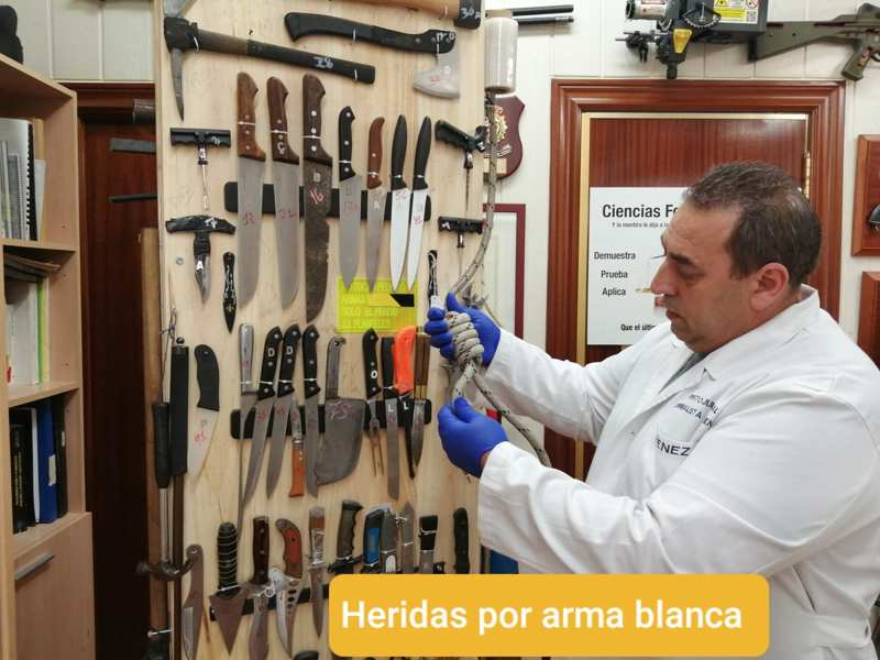 El criminalista forense José Jiménez Planelles explicando los tipos de armas usadas para un descuartizamiento de estas características 