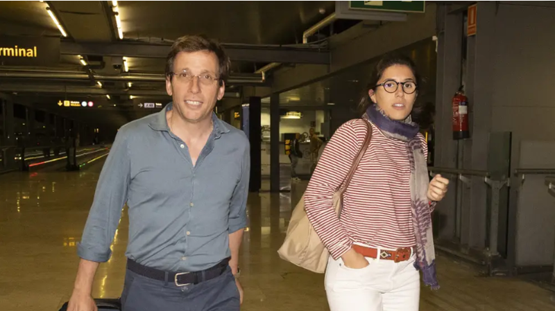 Almeida y Teresa Urquijo en su llegada a España tras su luna de miel 