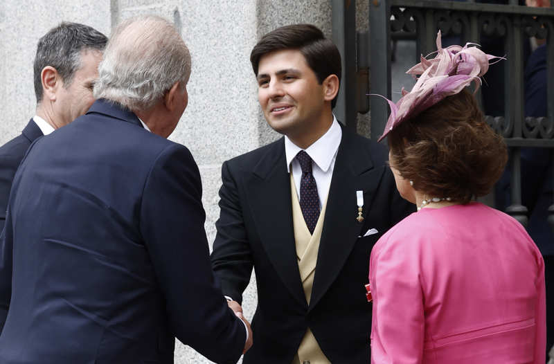 El rey Juan Carlos I saludando afectuosamente a la nueva pareja de su nieta, Juan Urquijo