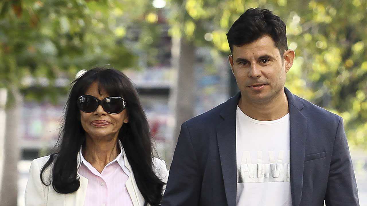 Javier Santos y su madre a las puertas del juzgado