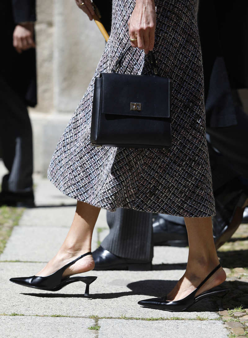 La Reina Letizia, con bolso de Hugo Boss y sandalias de Massimo Dutti