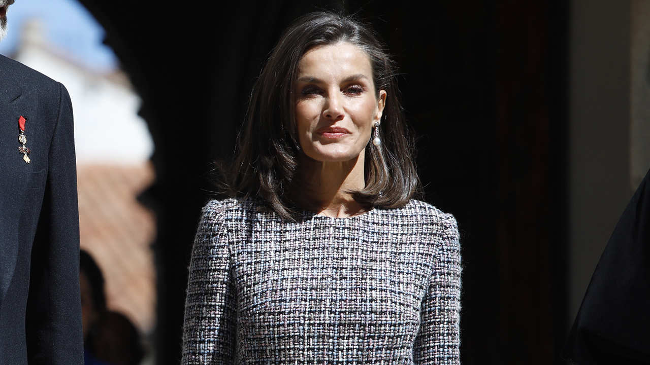 La misteriosa mano tras el nuevo vestido de tweed de la Reina Letizia para el Premio Cervantes