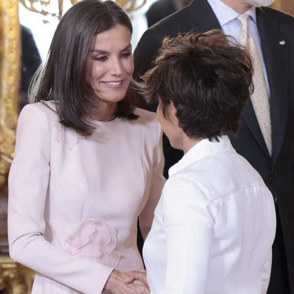Sonsoles Ónega y Letizia se reencuentran en palacio: de su cariñoso apretón de manos a sus confidencias