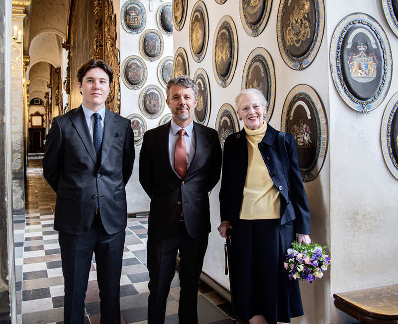 El príncipe Christian de Dinamarca cuelga su escudo oficial en palacio