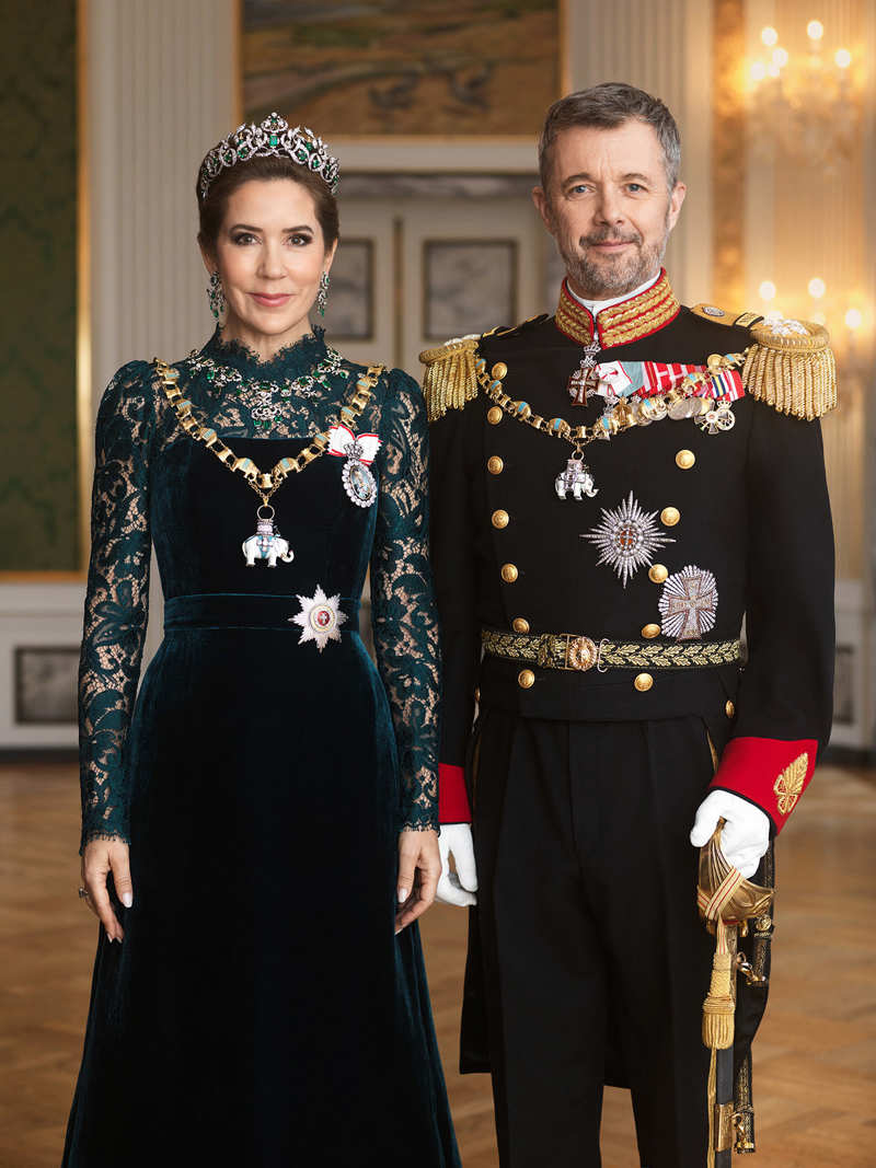 Los reyes Federico y Mary de Dinamarca, vestidos de gala en sus retratos oficiales