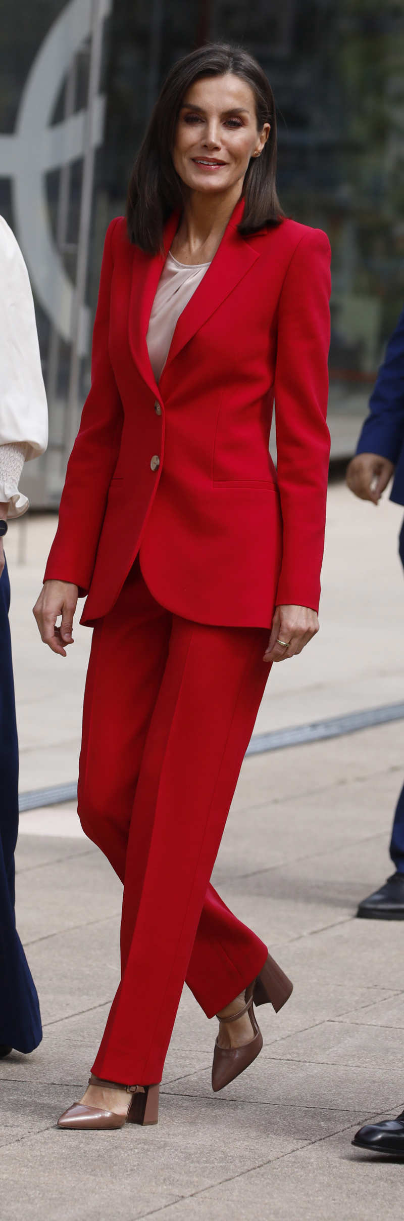 La Reina Letizia con traje de chaqueta rojo de Carolina Herrera